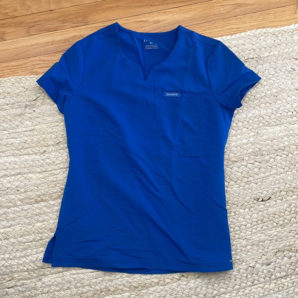 Jaanuu 3-Pocket Notched Scrub top
